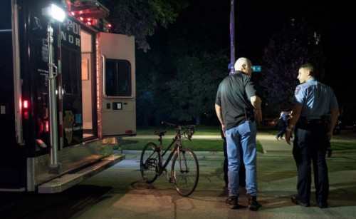 邱楚園連人帶單車都被卷入水泥車下。(美國《僑報(bào)》)