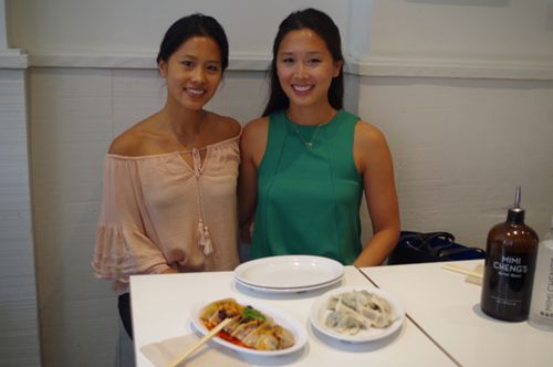 姐妹花鄭佳惠(右)和鄭美恩(左)在東村開創(chuàng)意餃子店引潮流。(美國《世界日?qǐng)?bào)》/金春香攝影)