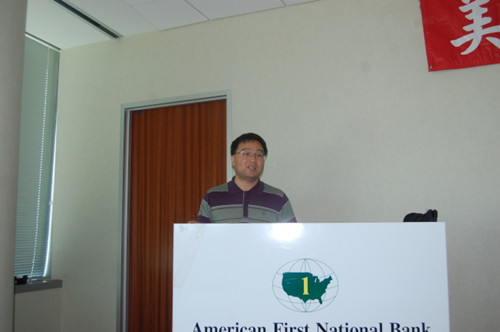 講師周艇航在講座中呼吁華人擁槍。(美國(guó)《世界日?qǐng)?bào)》/陳開(kāi)