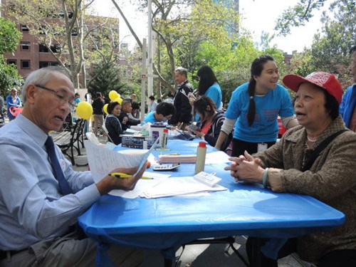黃鎮(zhèn)強(qiáng)為民眾檢查身體。(美國(guó)《世界日?qǐng)?bào)》/高夢(mèng)梓