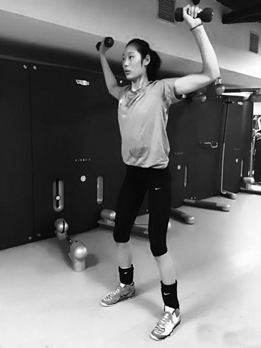 朱婷獨(dú)自進(jìn)行力量訓(xùn)練