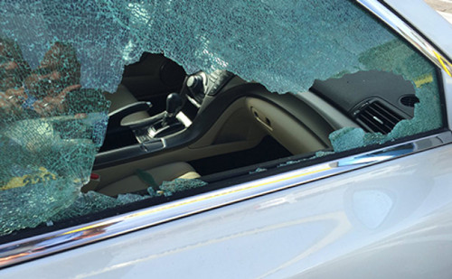 事發(fā)現(xiàn)場(chǎng)車窗玻璃被槍手打破。(美國(guó)《世界日?qǐng)?bào)》)