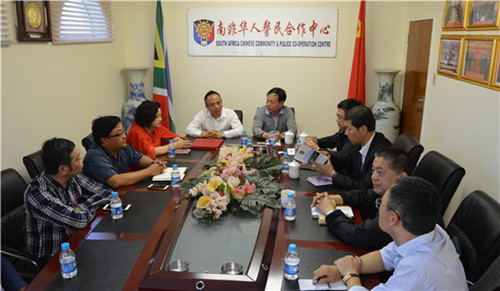 由孟慶豐副部長率領(lǐng)的中國公安部代表團(tuán)一行聽取南非華人警民合作中心常務(wù)副主任吳朝陽的工作匯報(bào)。(人民網(wǎng)