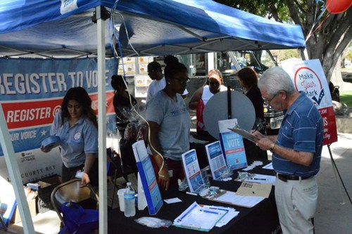 選民登記日活動上,有符合條件的民眾現(xiàn)場登記成為選民。(美國《世界日報》/高梓原