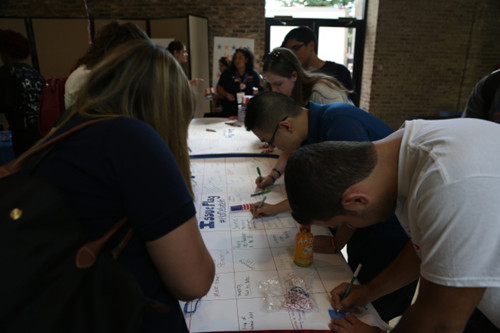 霍夫斯徹學生在場外組織的學生論壇上簽下各自對兩黨候選人的看法。(美國《世界日報》/洪群超