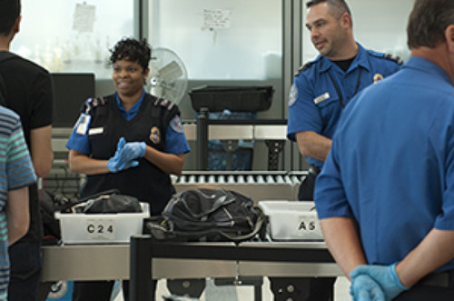 中國學生在芝加哥歐海爾國際機場被關(guān)“小黑屋”,大嘆“心里怕”。(美國《世界日報》)