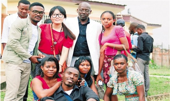 陳若和學(xué)生們在一起。