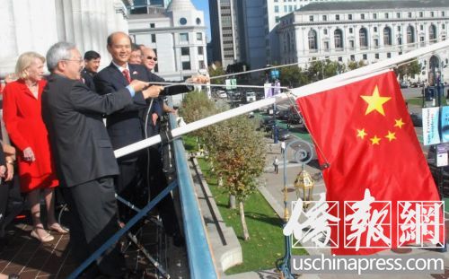 總領事羅林泉(右)和市長李孟賢(左)一起升掛五星紅旗。(美國《僑報》/吳卓明