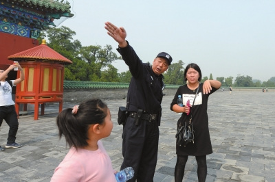 侯祥緯為游客指路。京華時報