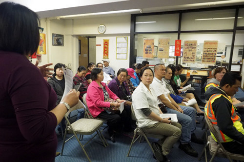 工務局向商家說明要自律。(美國《世界日報》/關(guān)文杰