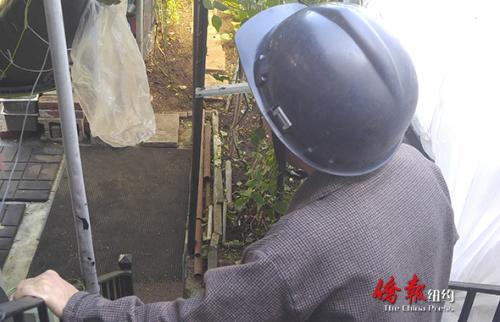 常年遭到惡鄰居欺負(fù)的程老太太去自家后院都要帶頭盔。(美國《僑報(bào)》/崔國萁