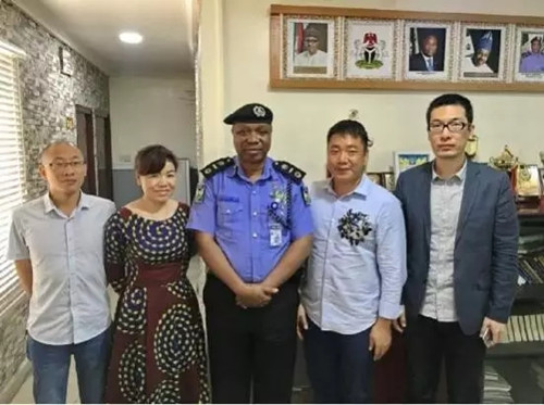 尼日利亞中國商協(xié)與阿里局長合影(圖片來源:西非華聲報微信號)