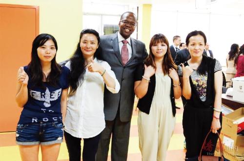 因梁彼得一案為華人熟悉的布魯克林檢察官湯普森(圖中)于9日晚過世。(美國《僑報》)