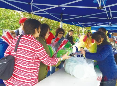 到唐人街吃飯購(gòu)物后的中國(guó)團(tuán)準(zhǔn)備登車前往下一站。