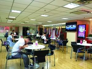 計劃出國留學(xué)的學(xué)生在中介填寫表格。