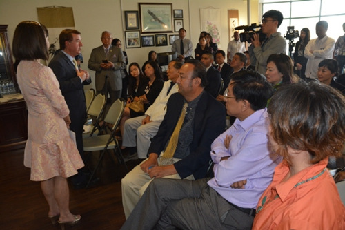 國(guó)會(huì)眾議員羅伊斯(左二)12日與華資企業(yè)主面對(duì)面交流,了解華人企業(yè)發(fā)展問題和難題。(美國(guó)《世界日?qǐng)?bào)》/楊青