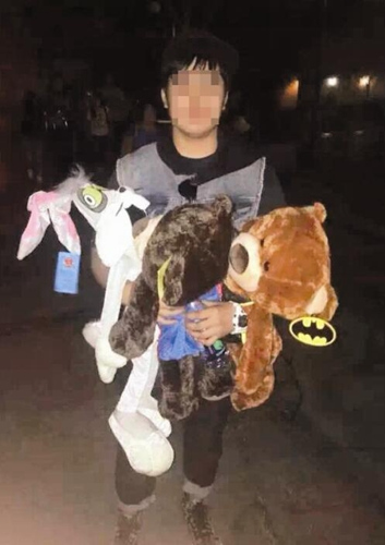 “降落傘少年”酷愛收藏玩具竟成癮。(美國《僑報》/聶達