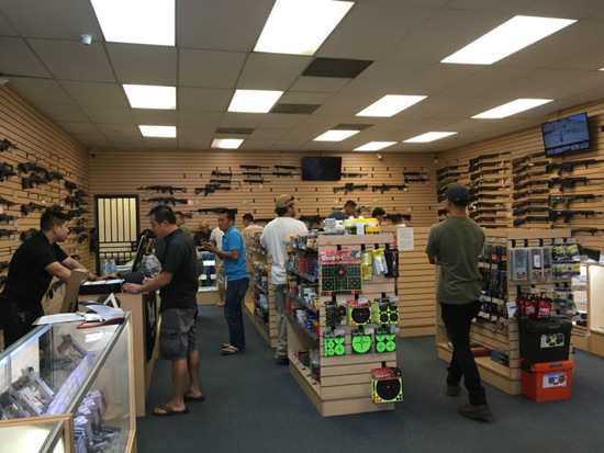 槍店開(kāi)始出現(xiàn)華裔的身影