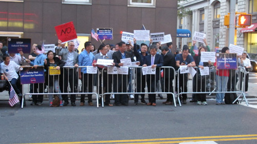 幾十名華裔在YG演唱會門口示威。(美國《世界日報(bào)》/高夢梓