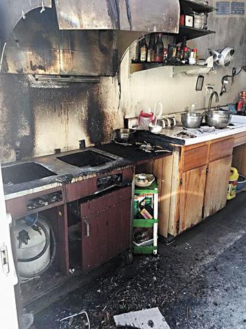 墻壁與地面被燒得漆黑。(美國(guó)《星島日?qǐng)?bào)》)