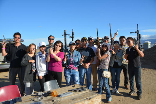 美國部分華人組團(tuán)到射擊場練習(xí)射擊。(美國《世界日報(bào)》資料圖/啟鉻