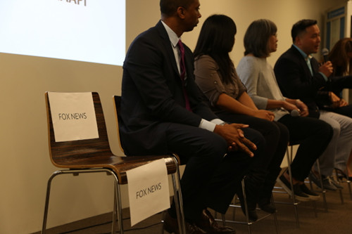 亞裔記者協(xié)會(huì)此前在華埠就此舉行的相關(guān)里民會(huì)中,??怂剐侣劸芙^出席。(美國《世界日報(bào)》/洪群超