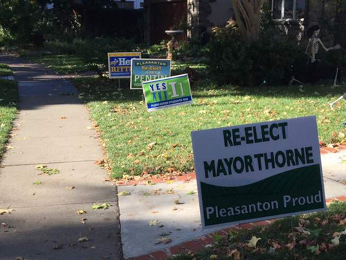 東灣布利桑頓不少家庭在門口設置標示表達對選舉的看法。(美國《世界日報》/劉先進