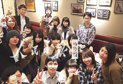 打工能夠使學子與當?shù)孛癖娫黾咏佑|。圖為宋欣(第二排右二)與同事的合影。