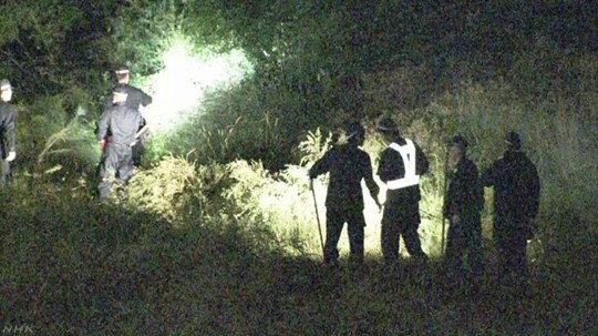 警方在案發(fā)現(xiàn)場搜查(網(wǎng)頁截圖)