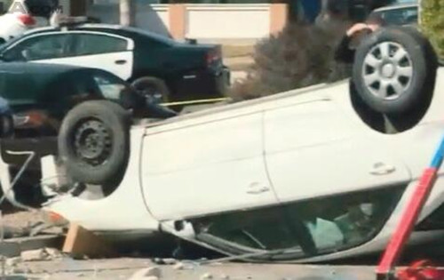 肇事轎車撞毀路邊圍墻后翻覆。(美國《僑報(bào)》摘自網(wǎng)絡(luò)圖)