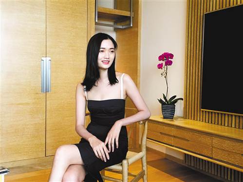 馮琦雯在家鄉(xiāng)接受采訪。