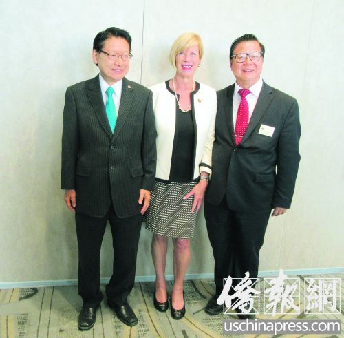 洛杉磯市社區(qū)大學(xué)理事會(huì)副主席伍國慶(左)和圣蓋博市市長(zhǎng)廖欽和(右)為國會(huì)議員哈恩(中)參選洛杉磯縣第四選區(qū)縣政委員站臺(tái)。(美國《僑報(bào)》/翁羽