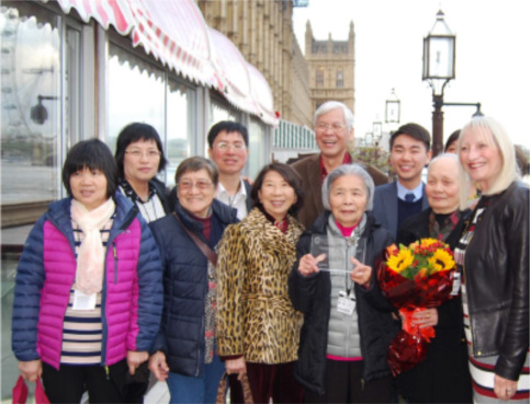 杜金蘭(前排右起第三位)手捧獎(jiǎng)杯(英中網(wǎng))