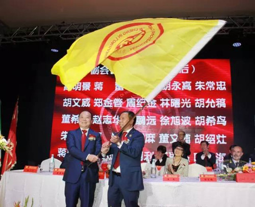 交接會旗(意大利《歐洲僑報》)