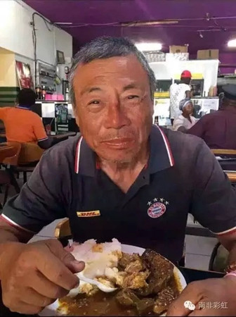 尋求幫助的老人(南非華人網(wǎng))