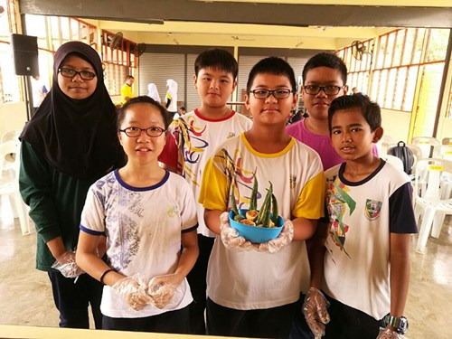 華裔及巫裔學生一同煮出中華美食釀豆腐。(馬來西亞《星洲日報》)