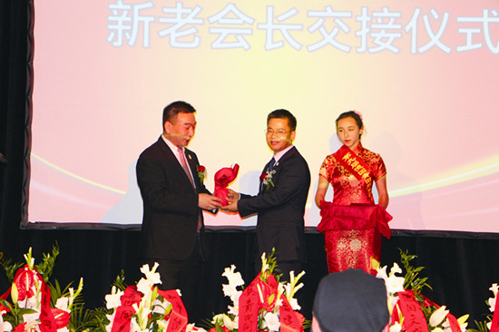 新會長賴成敏(中)與老會長鄭光民交接。(《歐洲時報》德國版/陳磊