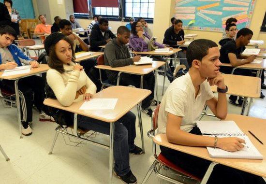 資料圖:美國學(xué)生在上數(shù)學(xué)課。(參考消息網(wǎng))