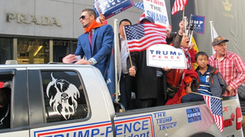 數(shù)百名華人在紐約力挺特朗普。(美國(guó)《世界日?qǐng)?bào)》/高夢(mèng)梓