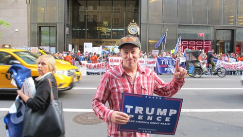 瑞恩對(duì)于數(shù)百華裔支持特朗普集會(huì)表示驚訝又興奮。(美國(guó)《世界日?qǐng)?bào)》/高夢(mèng)梓