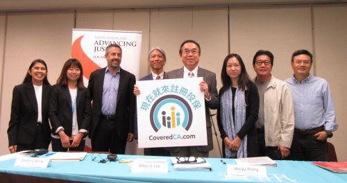 加州全保首席執(zhí)行官彼得·李(左三)宣布11月1日為啟動開放投保登記日,亞美公義促進(jìn)中心健康計(jì)劃項(xiàng)目王總監(jiān)(左一)和張女士(左二)表示免費(fèi)提供中文幫助給有需要的華裔民眾。(美國《僑報(bào)》)