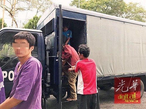 嫌犯由警方押往法庭,以申請延長扣留令。(馬來西亞《光華日報》)
