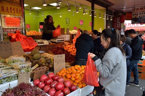 黃金商場門口十多年來都是賣服飾,今年夏天改為水果攤進駐。(美國《世界日報》/朱澤人