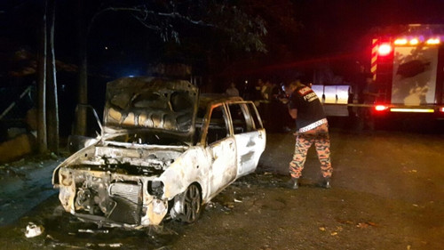 消拯隊(duì)鑒證組正在現(xiàn)場(chǎng)搜證。(馬來西亞《星洲日?qǐng)?bào)》)