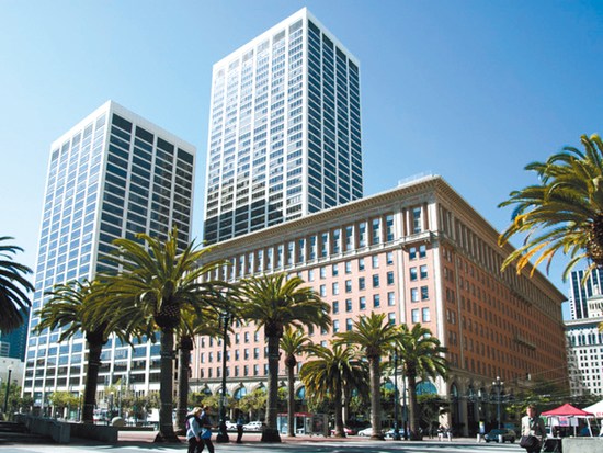 一名華裔女子在舊金山市場街一號大樓外,遇上兩名騙財?shù)姆且釈D人。(美國《世界日報》/李秀蘭