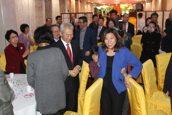 孟昭文帶著兩個孩子開心的來到慶祝派對現場。(美國《世界日報》/朱蕾