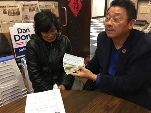 美國亞總會負責人將善款轉交給劉俊惠妻子。(美國《世界日報》/黃伊奕