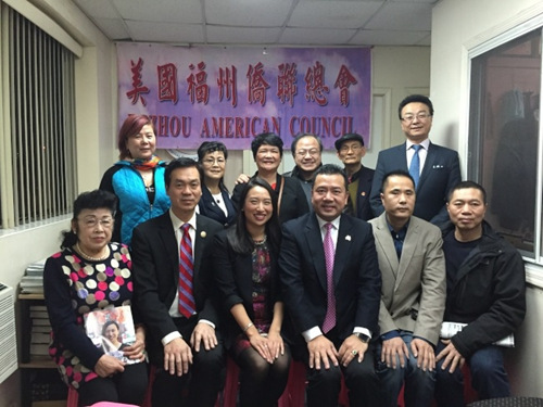 牛毓琳(前排右四)至美國福州僑聯(lián)總會(huì)謝票,獲主席陳鍵榕(前排右三)等社區(qū)領(lǐng)袖的熱烈歡迎。(美國《世界日報(bào)》/許雅鈞