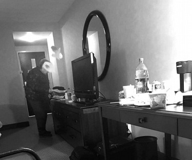 老人入住達(dá)美工作人員安排的旅館。(嵇石/圖)