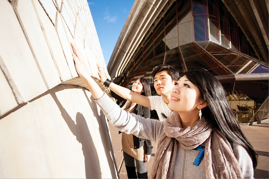參加悉尼歌劇院普通話講解之旅的中國游客。(悉尼歌劇院供圖)